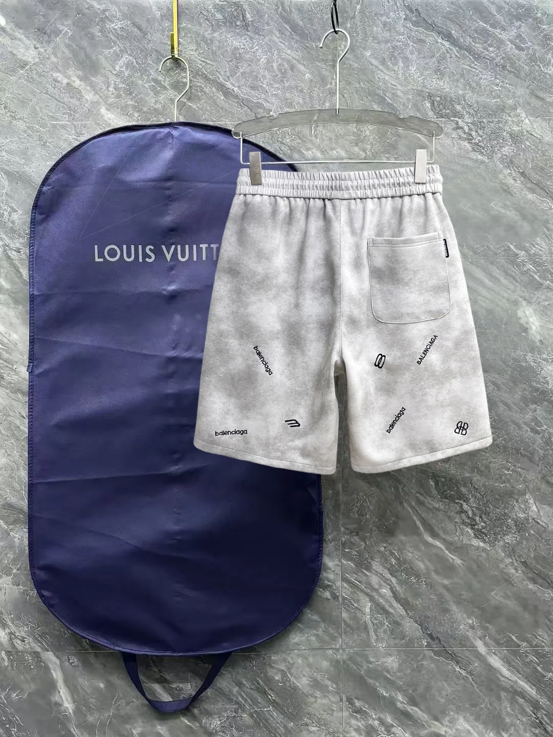 Balenciaga's three-standard complete 2026 summer New Arrival men's casual shorts, advanced custom-made Breathable fabric, Breathable fabric, extremely stretchy and comfortable, impeccable details, top-grade accessories, original logo design concept, delicate and soft feel! The upper body fit is awesome! Size: M-XXXL Please state your height and weight when ordering